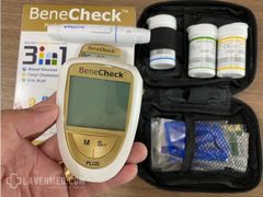 Máy đo đường huyết 3 trong 1 Benecheck Plus với  màn hình LCD hiển thị kết quả rõ ràng, giúp người dùng dễ dàng quan sát.