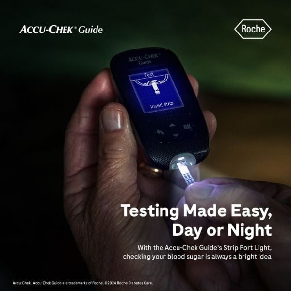 Máy đo đường huyết Accu Chek Guide với Màn hình hiển thị sắc nét và có đèn trợ sáng tại cổng đo