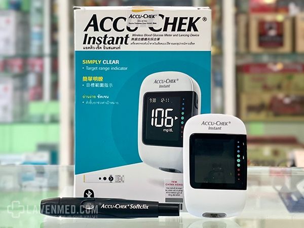 Máy đo đường huyết Accu-Chek Instant thiết kế nhỏ gọn với trọng lượng chỉ nặng 40g đã gồm pin, tiện cho việc mang theo.