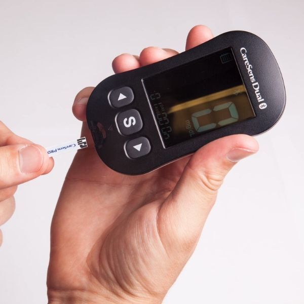 Máy đo đường huyết CareSens Dual chỉ cần mẫu thử cực nhỏ 0.5µ là đủ để xét nghiệm, không làm người dùng cảm thấy sợ hãi.