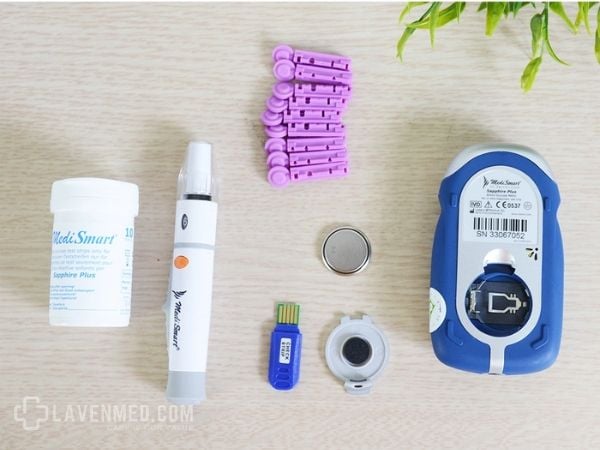 Máy đo đường huyết Sapphire Plus thiết kế nhỏ gọn và dễ sử dụng