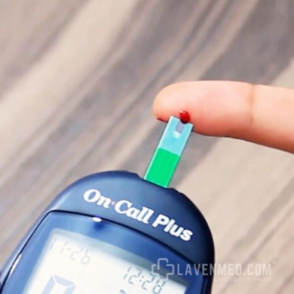 Máy đo đường huyết On Call Plus với Men que thử GOD, tự động cài mã que thử bằng chíp.