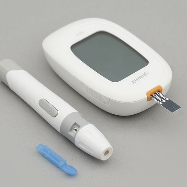 Máy đo đường huyết Yuwell 582 là thiết bị y tế dùng để đo lượng đường huyết trong máu với độ chính xác khá cao.