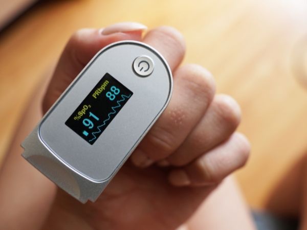 Máy đo nồng độ oxy SpO2 (hay còn gọi là oximeter) là thiết bị sử dụng công nghệ xung ánh sáng để đo mức độ bão hòa oxy trong máu