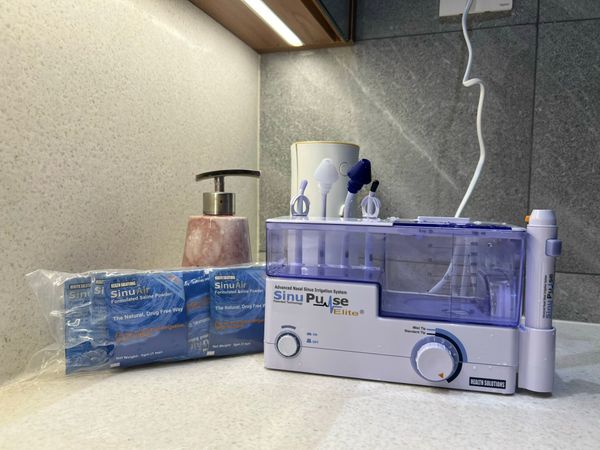 Máy rửa mũi Sinupulse Elite SP100 là một công cụ tuyệt vời giúp vệ sinh mũi và họng tại nhà.