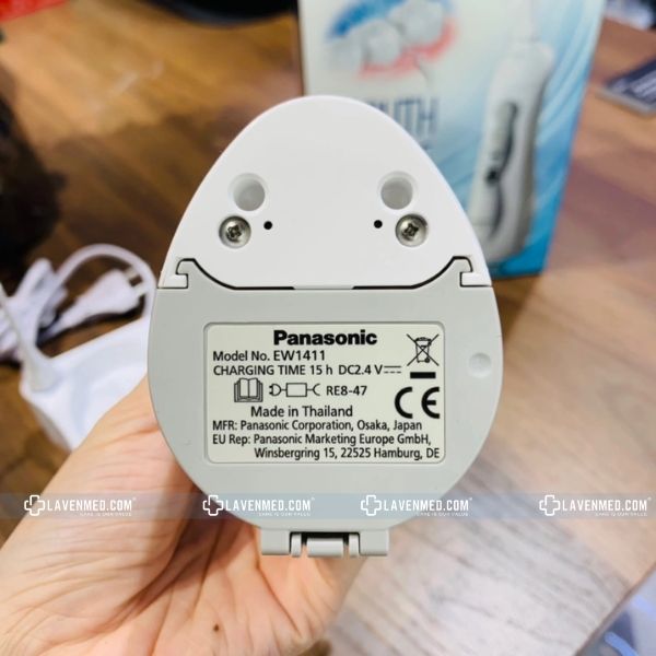 Máy tăm nước Panasonic EW1411 thiết kế sang trọng, có đế sạc và cất đầu tăm khi không dùng