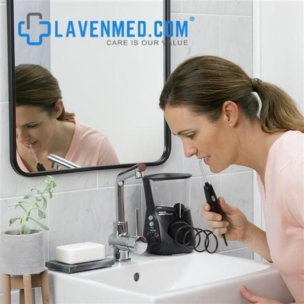 Máy tăm nước là công cụ hiệu quả giúp làm sạch những khu vực mà bàn chải đánh răng và chỉ nha khoa không thể tiếp cận được