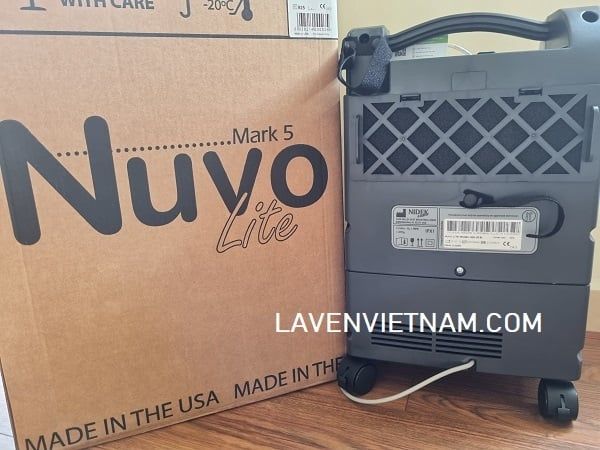 Máy tạo oxy 5 lít Nidek Nuvo Lite có thiết kế bánh xe để tiện di chuyển trong nhà