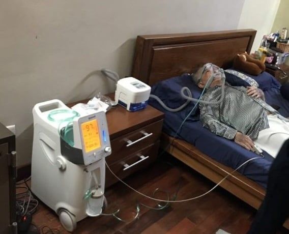 Máy tạo oxy lọc không khí xung quanh, nén nó đến mật độ cần thiết và sau đó cung cấp oxy y tế tinh khiết vào hệ thống phân phối liều xung hoặc hệ thống dòng liên tục cho bệnh nhân