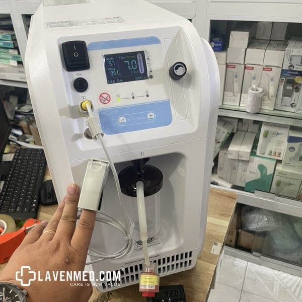Máy tạo oxy Contec OC5B 7L/phút cung cấp oxy tinh khiết lên đến 93%, tích hợp xông khí dung, đo nhịp tim và nồng độ oxy trong máu
