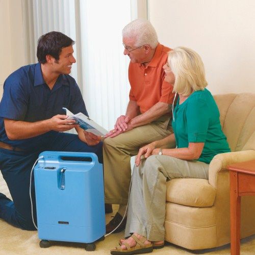 Máy tạo oxy lọc không khí xung quanh, nén nó đến mật độ cần thiết và sau đó cung cấp oxy y tế tinh khiết vào hệ thống phân phối liều xung hoặc hệ thống dòng liên tục cho bệnh nhân. (Hình ảnh Máy tạo oxy Philips Respironics EverFlo của Mỹ)