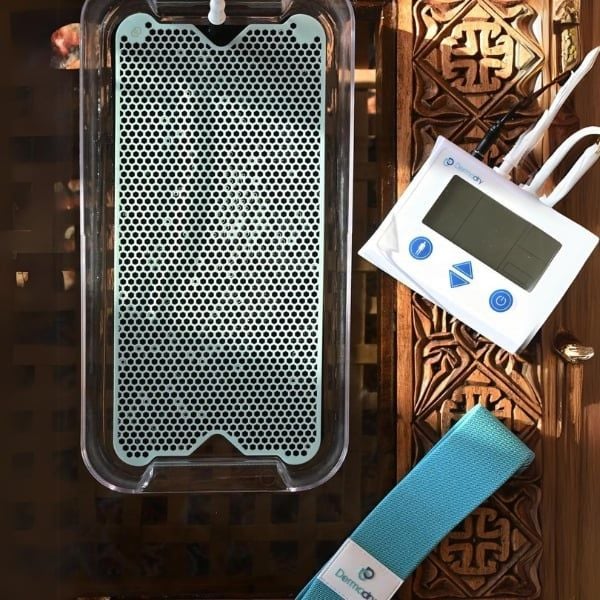 Dermadry sử dụng phương pháp điện di ion qua nước - Tap water lontophoresis (TWI) để điều trị tăng tiết mồ hôi hiệu quả, an toàn và không dùng thuốc.