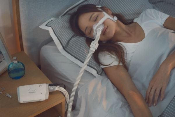 CPAP ResMed Airmini có thể tự điều chỉnh áp lực khí thổi vào đường hô hấp để giúp mở thông đường thở, giúp người sử dụng hô hấp bình thường và có giấc ngủ sâu hơn.