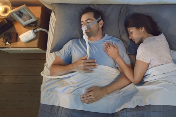 CPAP ResMed Airmini có thể tự điều chỉnh áp lực khí thổi vào đường hô hấp để giúp mở thông đường thở, giúp người sử dụng hô hấp bình thường và có giấc ngủ sâu hơn.
