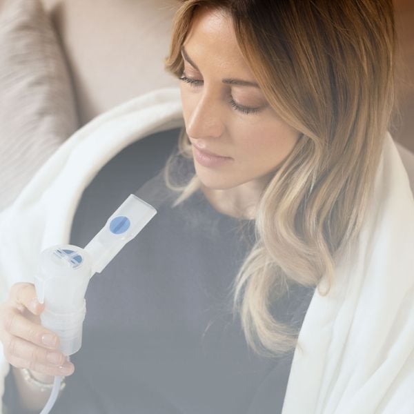 Máy xông khí dung Medel Family Plus có tác dụng điều trị bệnh về đường hô hấp ở trẻ em và người lớn.