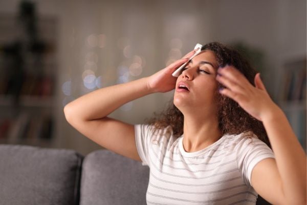 Đổ mồ hôi đầu nhiều có thể do bị nóng