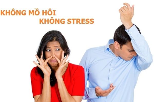 Mồ hôi nách gây cảm giác ẩm ướt và mùi khó chịu, khiến người mắc phải cảm thấy tự ti khi giao tiếp.