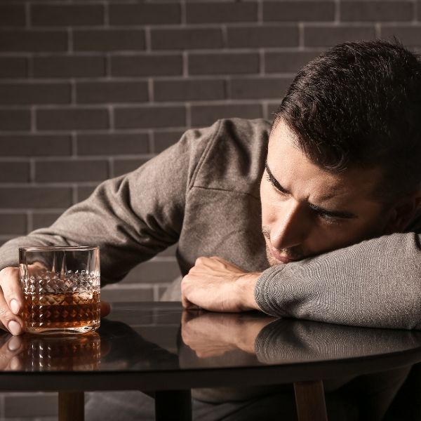 Người suy nhược thần kinh thường tìm rượu và cafe để uống