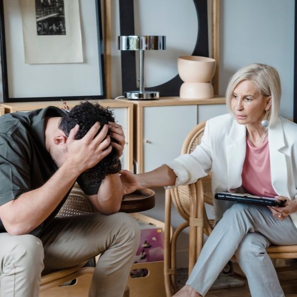 Khám bác sĩ khi có triệu chứng đau đầu trầm trọng