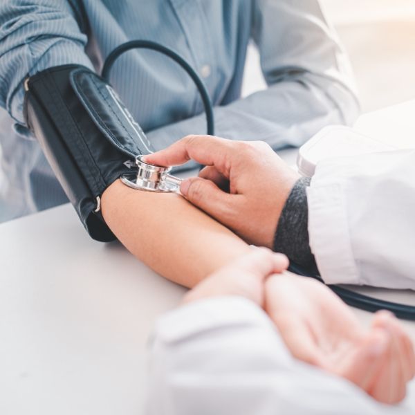 máy đo huyết áp cơ Độ chính xác cao, thường sai số thấp hơn so với máy điện tử.