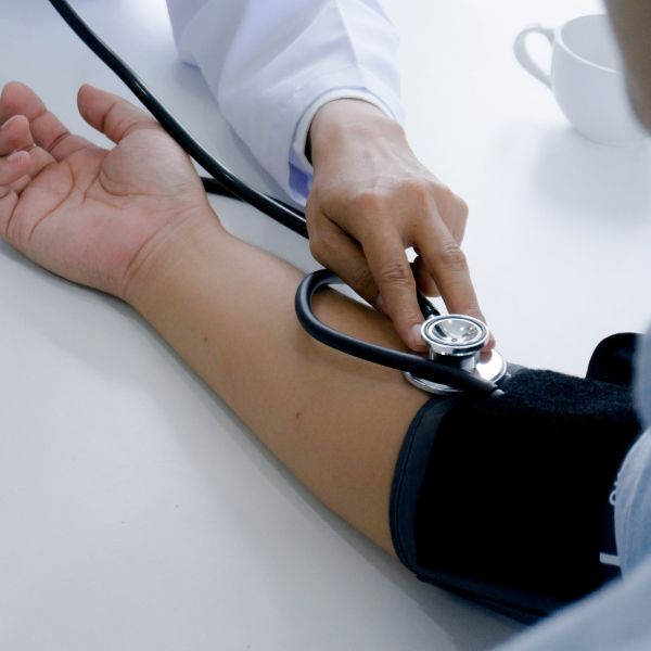 Máy đo huyết áp cơ – hay còn gọi là máy đo huyết áp đồng hồ – là thiết bị y tế được nhiều bác sĩ và chuyên gia tin dùng trong việc theo dõi huyết áp chính xác tại các cơ sở y tế