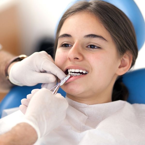 Chăm sóc răng niềng cho trẻ nhỏ đòi hỏi sự kiên trì và chú ý đến từng chi tiết.