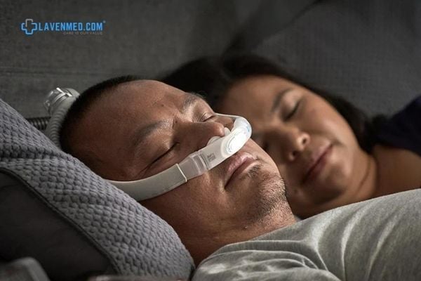 Người nằm cạnh có thể phát hiện các biểu hiện của người thân về chứng ngưng thở khi ngủ