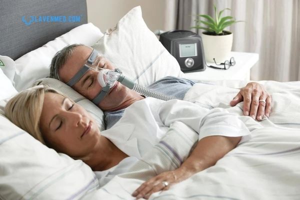 Mặt nạ thở CPAP phải vừa vặn thoải mái, nhưng có thể mất thời gian để một người quen với việc ngủ khi đeo.