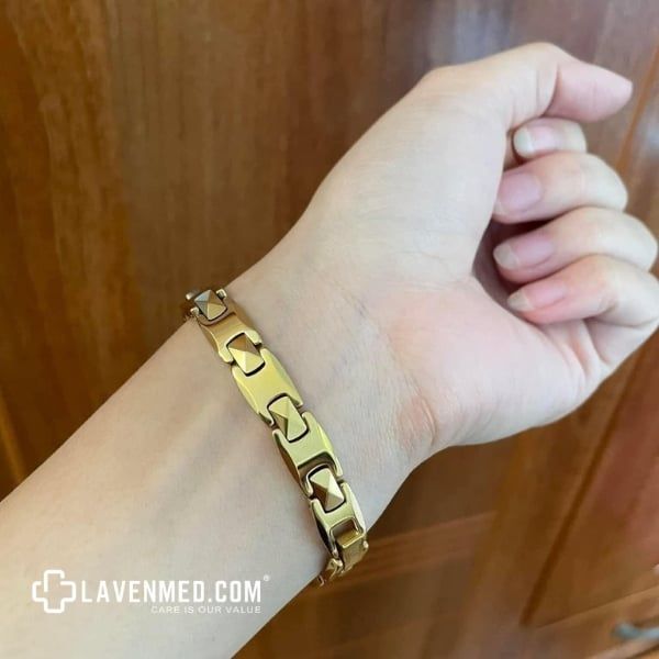 Vòng điều hòa huyết áp Toma được làm bằng thép cứng không gỉ không gây dị ứng,
