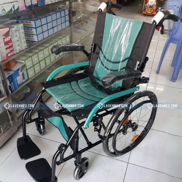 Xe lăn tay nhôm Lucass X63L New với Hai bên bánh xe được thiết kế phanh hãm, người ngồi có thể tự sử dụng phanh này để xe đứng yên, không bị trôi