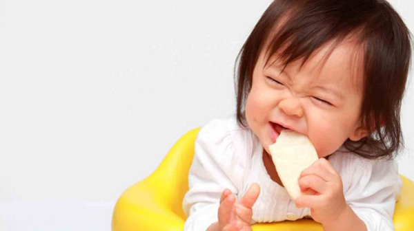 [GIẢI ĐÁP] Có nên cho bé ăn bánh ăn dặm không, loại nào tốt?