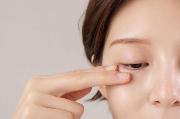 Có nên bôi kem dưỡng da vào vùng mắt? Cách dưỡng da mắt hiệu quả cho nàng