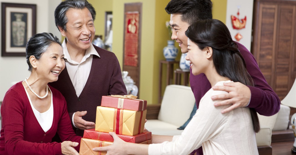 Bí quyết biếu quà tết bố mẹ chồng tương lai tinh tế, ghi điểm cao