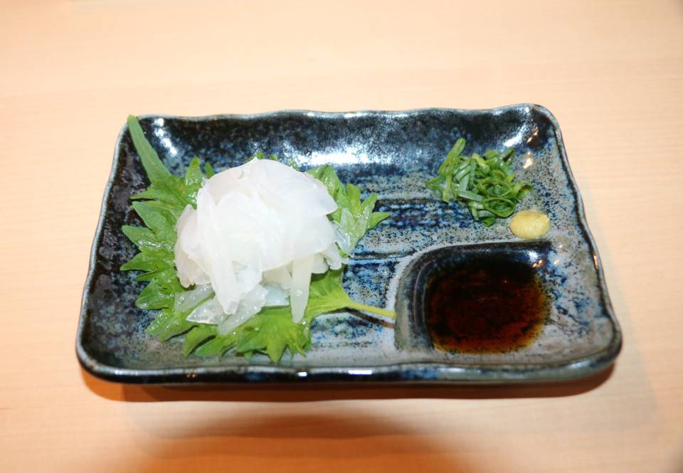 Sashimi tơ tằm – Món ăn mới nổi trong giới sành ăn Tokyo