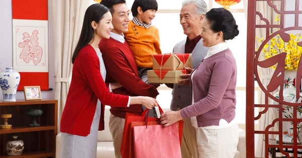 Gợi ý 9+ món quà Tết biếu bố mẹ xuân Ất Tỵ 2025