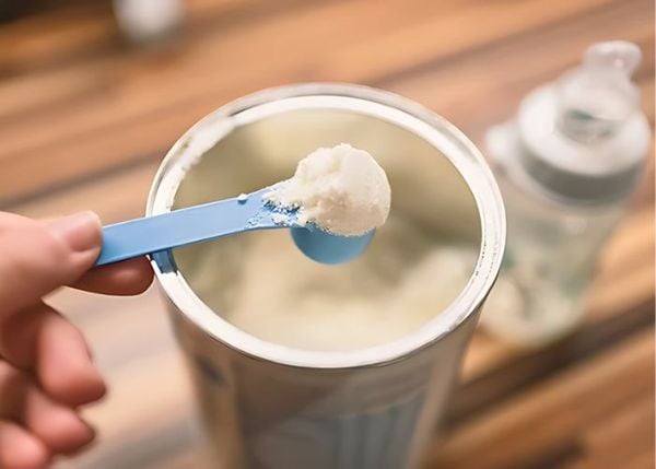 Sử dụng thìa có sẵn trong lon sữa Meiji 0-1 cho bé (sữa Meiji số 0)