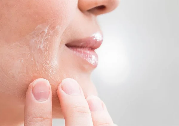 Trong kem chống nắng Nhật đa phần chứa cồn béo lành tính, giúp dưỡng ẩm và vô hại với da