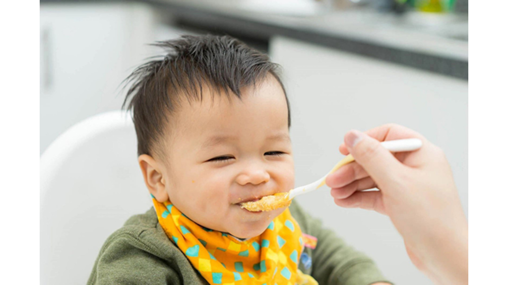 Mẹ có thể linh hoạt thay đổi cách ăn bánh ăn dặm Pigeon như trộn với sữa, nghiền bánh thành bột mịn,... để bé hứng thú hơn với bữa ăn.