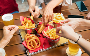 Uống trà  Cúc Vu sau khi ăn nhiều đồ dầu mỡ