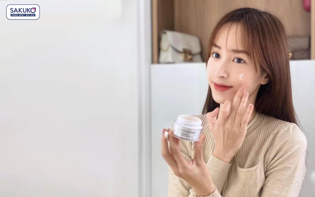 Sử dụng kem trị nám Transino Whitening Repair Cream vào buổi tối trước khi đi ngủ và sau bước làm sạch da