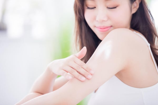 sử dụng sản phẩm sữa dưỡng thể Hatomugi có chứa thành phần chống nắng