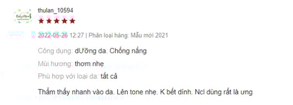 Người dùng nhận xét sản phẩm thấm nhanh vào da, không gây bết dính, giúp lên tông da nhẹ.
