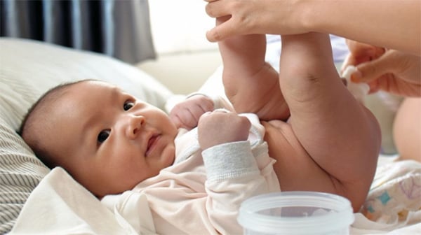 Bé sơ sinh dưới 1 tháng tuổi 3 tiếng thay bỉm 1 lần