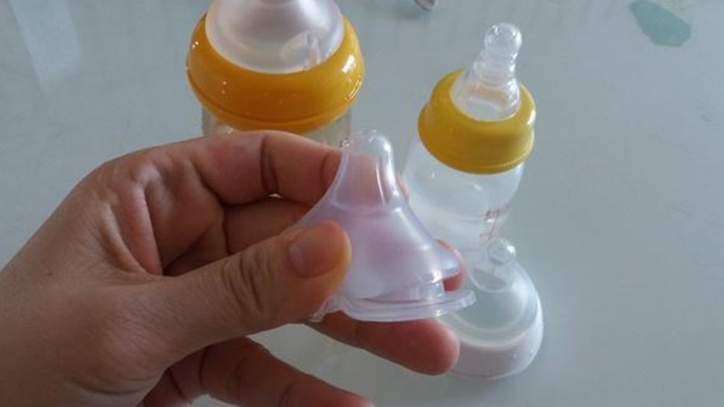 Mẹ nên thay núm ty cho bé khi núm không còn độ đàn hồi.