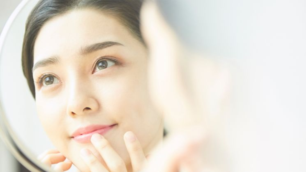 Phụ nữ 30 tuổi nên sử dụng thêm các sản phẩm làm đẹp khác bên cạnh collagen Nhật để giúp làn da tươi sáng, rạng ngời hơn