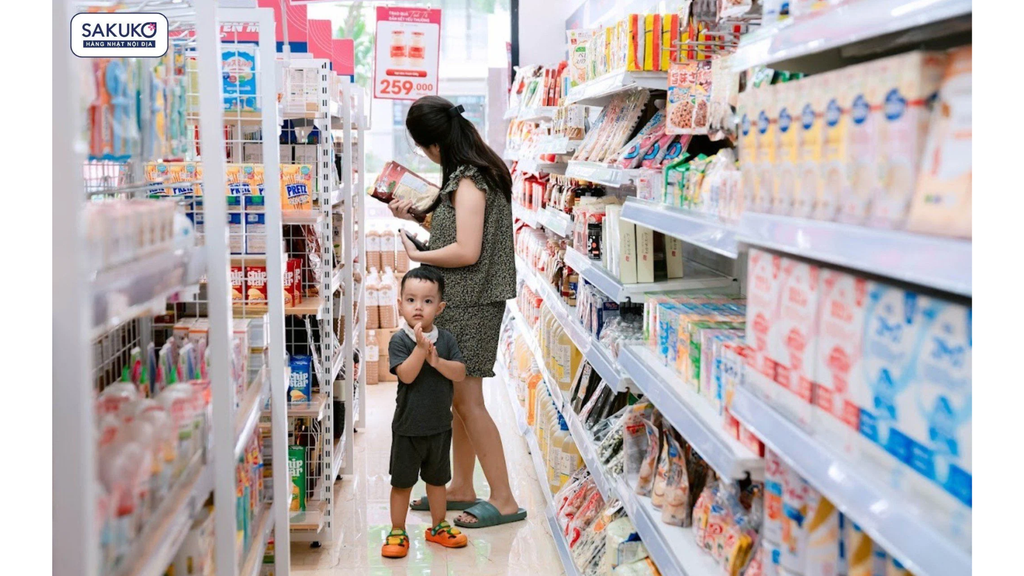 Hình ảnh một phụ huynh đang lựa chọn các sản phẩm cho bé tại cửa hàng Sakuko.