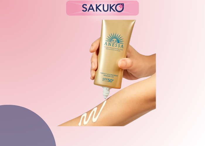 Kết cấu dạng gel của kem chống nắng Anessa Perfect UV Sunscreen Skincare Gel trên tay.