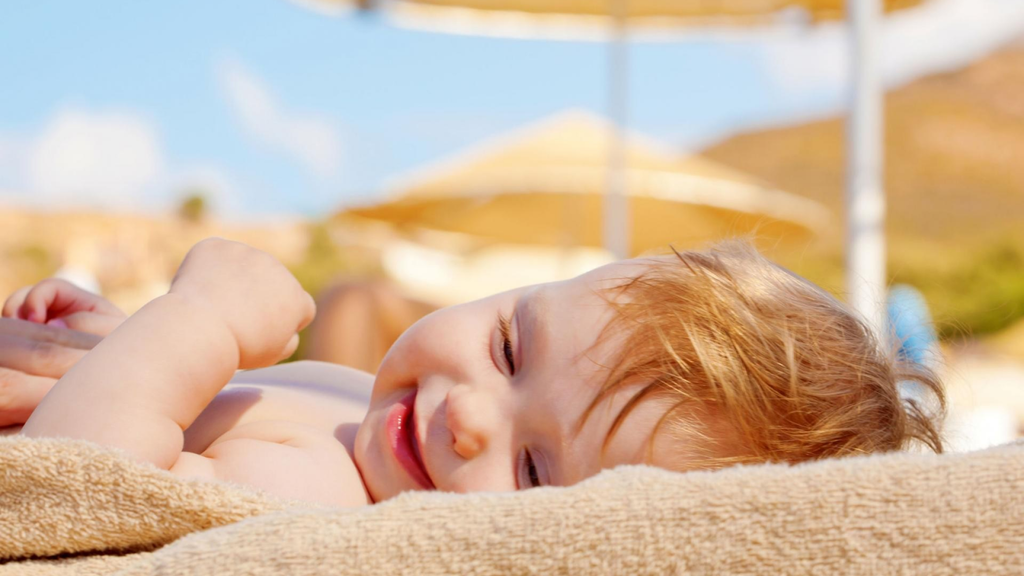Tắm nắng, vận động ngoài trời giúp cơ thể trẻ hấp thu được vitamin D và tăng khả năng thích nghi với thời tiết, môi trường