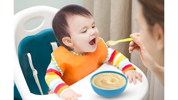 Mẹ nên chọn cho bé bột ăn dặm ngọt trước, mặn sau để bé dễ dàng làm quen hơn với việc ăn dặm.
