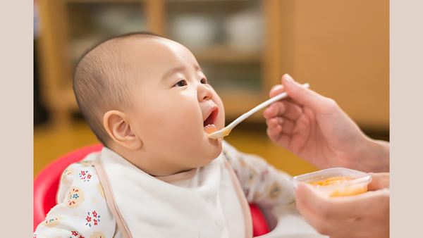 Mẹ nên chú ý chọn loại cháo ăn dặm phù hợp với độ tuổi của bé.